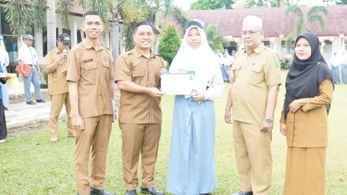 Penyerahan sertifikat Nusantara Science Competition (NSC) di SMK Negeri1 Barumun